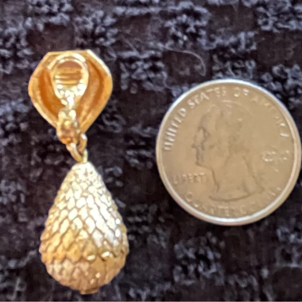 MONET;PATD;gold vintage drop earring x1;signed-engraved by maker;likeNew;clip-on